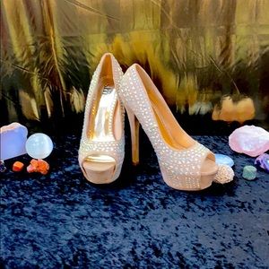 Cream design high heel size 7 Shi by Journey